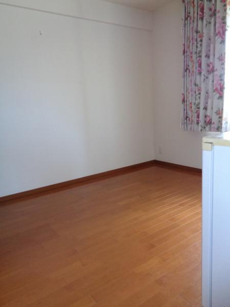 ロイヤルガーデン西浜の洋室