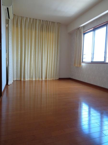 ロイヤルガーデン西浜の洋室