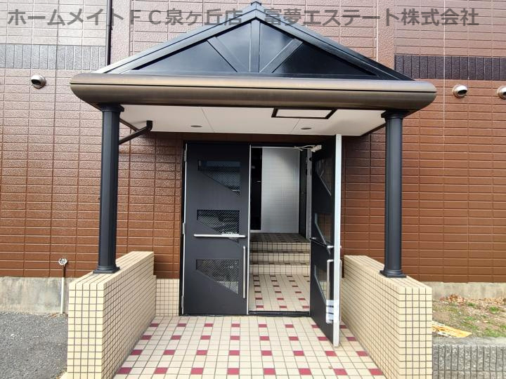 竹城台ハイツE棟のエントランス