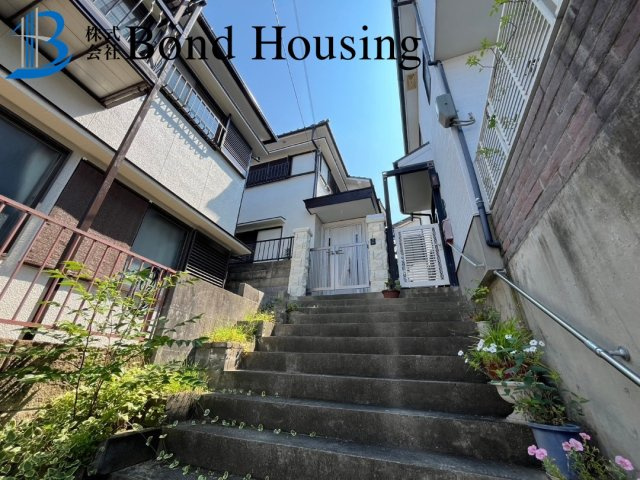 フルリフォ済み・JR朝霧駅徒歩１６分・朝霧東町　築４４年の前面道路含む現地写真