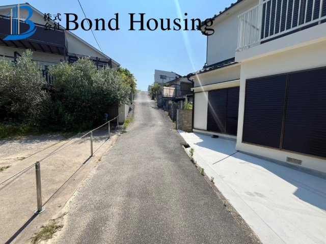 フルリフォ済み・JR朝霧駅徒歩１６分・朝霧東町　築４４年の前面道路含む現地写真