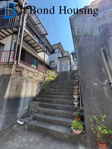 フルリフォ済み・JR朝霧駅徒歩１６分・朝霧東町　築４４年の前面道路含む現地写真