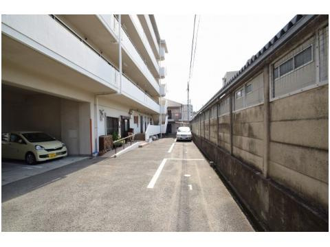 サクラハウスの駐車場