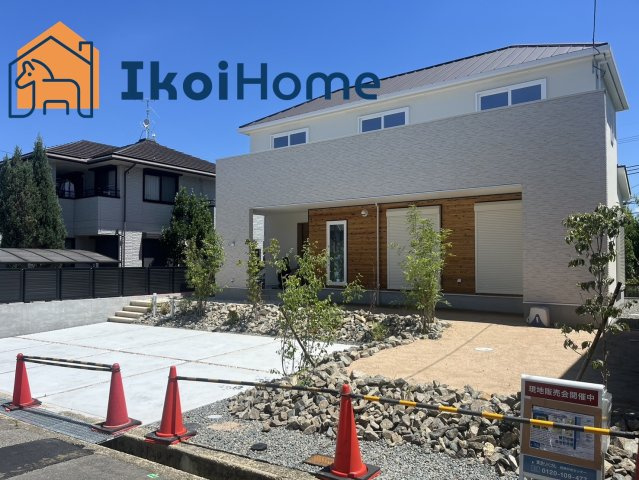 神戸市西区桜が丘3丁目　新築一戸建の外観|広い間口×焼杉×白外壁♪焼杉がモダンなキッチンカウンターのタイルやお庭がおしゃれなお家♪駐車場4台！