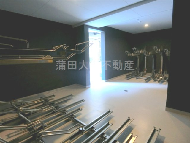 ドゥーエ梅屋敷のその他共用部分|屋根付きラック式の駐輪場