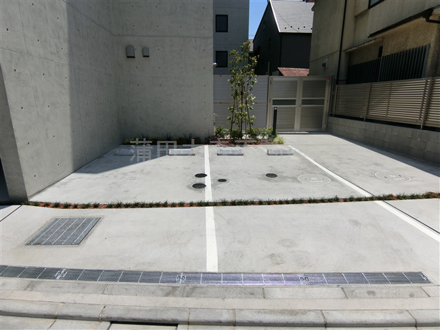 ドゥーエ梅屋敷の駐車場|平置き駐車場　空き状況等詳細はお問合せ下さい。