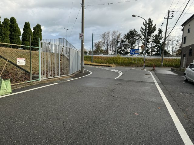 東区秋葉通三丁目　土地の前面道路含む現地写真|平坦地なので周辺に坂道がなく買いものや通勤での負担が少ない立地です。