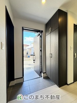 【玄関】 | CLEIAS Town宇都宮市駒生町モデルハウス | 広々とした玄関スペース♪たくさんの靴を収納できる下駄箱もございます。