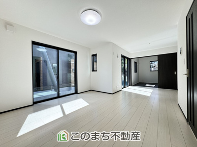 【居間・リビング】 | CLEIAS Town宇都宮市駒生町モデルハウス | 開放感のある広々としたリビング☆家族みんなでゆったりくつろげます♪
南側から暖かな日差しが差し込みます♪キッチンからリビングの様子がよく見渡せます☆