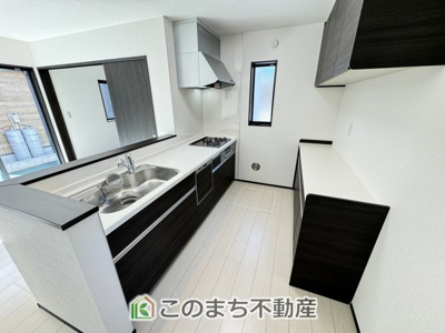 【キッチン】 | CLEIAS Town宇都宮市駒生町モデルハウス | 人気の対面式キッチン☆料理をしながらご家族とコミュニケーションが取れます♪
調理スペースもしっかり確保しておりますので、毎日のお料理もはかどります♪