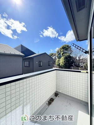 【バルコニー】 | CLEIAS Town宇都宮市駒生町モデルハウス | 南向きの大型バルコニーは陽当り良好で、たっぷりのお洗濯物もよく乾きます！
さらにインナーバルコニーなので雨の日でも安心してお出かけできますね♪