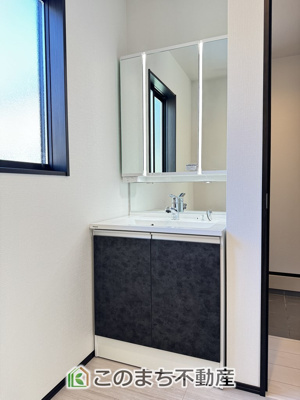 【洗面所】 | CLEIAS Town宇都宮市駒生町モデルハウス | シャンプードレッサーで朝の身支度♪伸びるホースでお掃除も簡単清潔です！