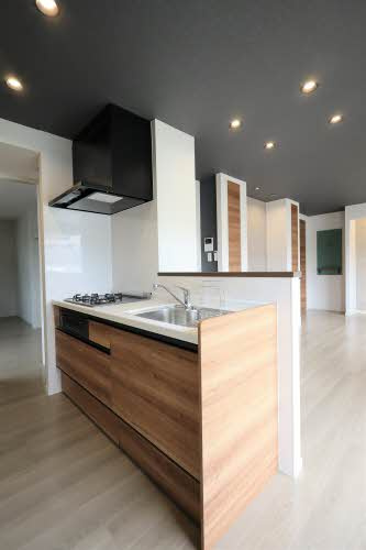 エスコートグリーンのキッチン|コンパクトなキッチンで掃除もラクラク