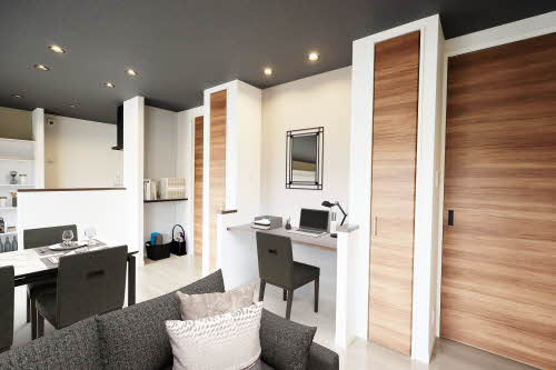 エスコートグリーンの居間・リビング|おしゃれな内装です