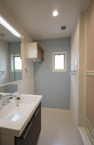 エスコートグリーンの独立洗面台|明るい色調の室内です