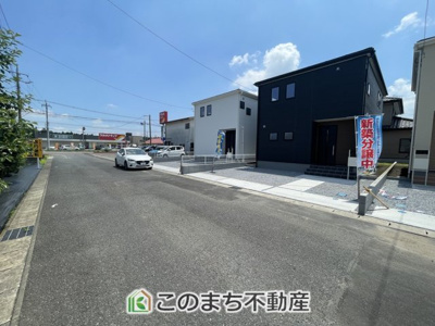 【前面道路含む現地写真】 | LiveleGarden.S宇都宮白沢町第3 | 前面道路は広々としてます！運転が苦手な方でもお車の出し入れ簡単で安心です☆
