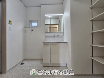 【独立洗面台】 | いろどりアイタウン宇都宮市細谷町23-P1 | シャンプードレッサーで朝の身支度♪伸びるホースでお掃除も簡単清潔です！