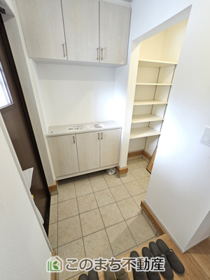 【玄関】 | いろどりアイタウン宇都宮市細谷町23-P1 | 広々とした玄関スペース♪たくさんの靴を収納できる下駄箱もございます。