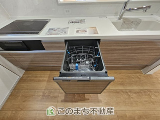 【内観：施工例】 | いろどりアイタウン宇都宮市細谷町23-P1 | あったらいいなの代表的な設備である食洗機。ビルトイン型なので、おさまりもよく、使い勝手も良好です。料理をするのは好きだけど、後片付けは苦手な方に重宝します。洗う手間がないので、時間を有効に使えますね。