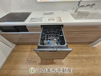【内観：施工例】 | いろどりアイタウン宇都宮市細谷町23-P1 | あったらいいなの代表的な設備である食洗機。ビルトイン型なので、おさまりもよく、使い勝手も良好です。料理をするのは好きだけど、後片付けは苦手な方に重宝します。洗う手間がないので、時間を有効に使えますね。