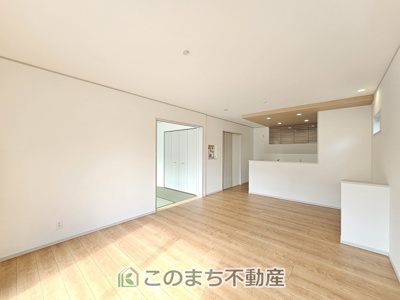 【居間・リビング】 | いろどりアイタウン宇都宮市細谷町23-P1 | 洋室はお手入れのしやすいフローリング仕様です。普段はフロアモップなどを使って、簡単にお掃除していただけます◎