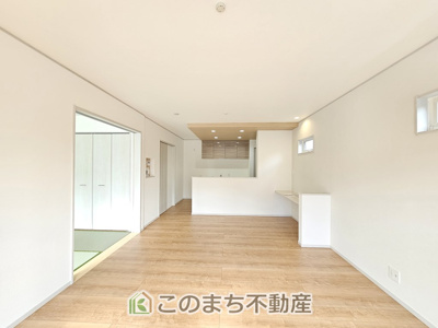 【居間・リビング】 | いろどりアイタウン宇都宮市細谷町23-P1 | 開放感のある広々としたリビング☆家族みんなでゆったりくつろげます♪
南側から暖かな日差しが差し込みます♪キッチンからリビングの様子がよく見渡せます☆