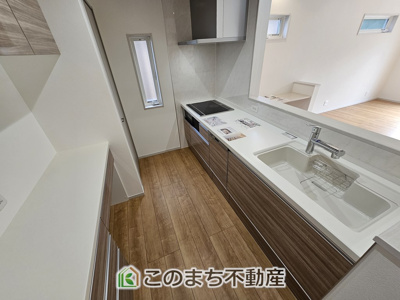 【キッチン】 | いろどりアイタウン宇都宮市細谷町23-P1 | 人気の対面式キッチン☆料理をしながらご家族とコミュニケーションが取れます♪
調理スペースもしっかり確保しておりますので、毎日のお料理もはかどります♪