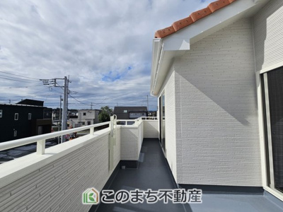 【バルコニー】 | いろどりアイタウン宇都宮市細谷町23-P1 | 南向きの大型バルコニーは陽当り良好で、たっぷりのお洗濯物もよく乾きます！