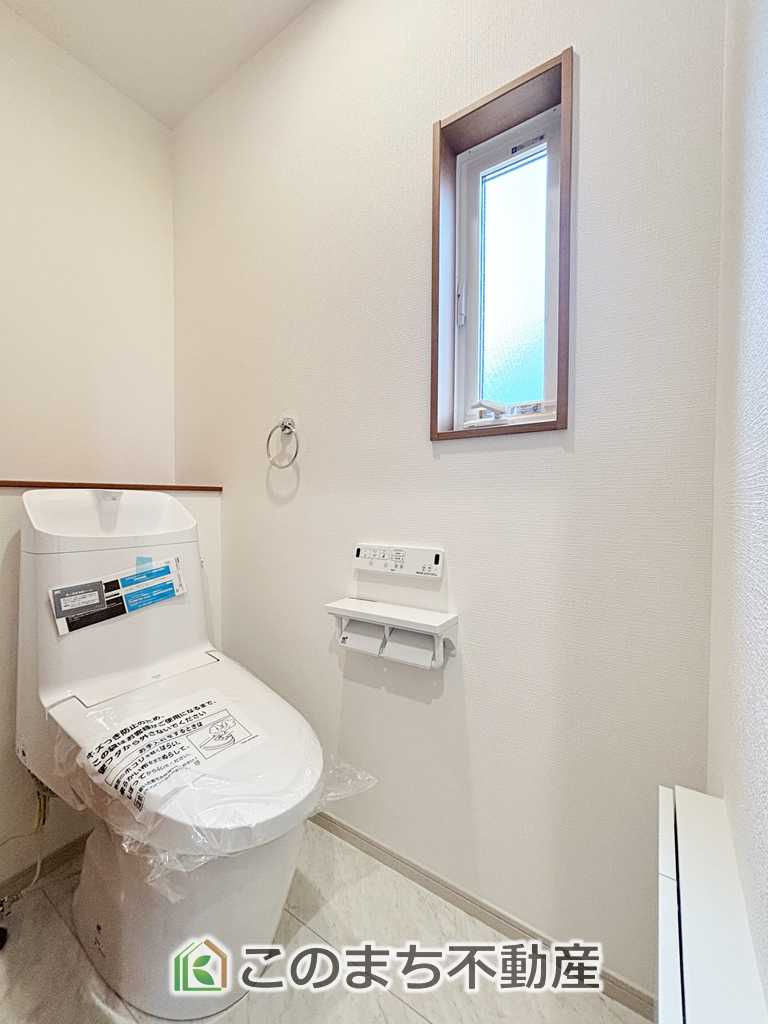 いろどりアイタウン日光市瀬尾22-ｐ2のトイレ|小窓から換気ができて清潔なトイレスペース☆ウォシュレット搭載です！