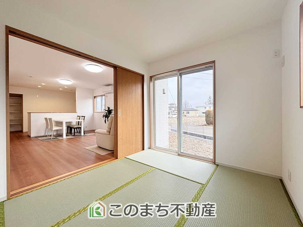 いろどりアイタウン日光市瀬尾22-ｐ2の和室|日が差し込む和室。お子様のお昼寝にも便利な和室です。大きな窓から暖かな日差しが差し込みます♪