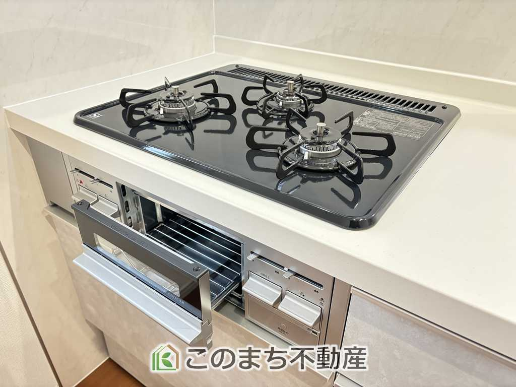 いろどりアイタウン日光市瀬尾22-ｐ2のキッチン|♪三ツ口コンロ採用で、同時調理もスムーズ◎！お料理を並べられるカウンター付きで、配膳・片付けをサポート！