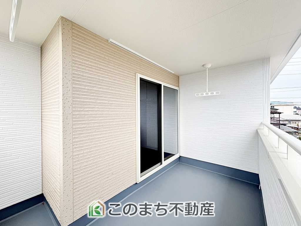 いろどりアイタウン日光市瀬尾22-ｐ2のバルコニー|南向きの大型バルコニーは陽当り良好で、たっぷりのお洗濯物もよく乾きます！
さらにインナーバルコニーなので雨の日でも安心してお出かけできますね♪