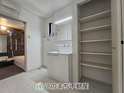 【独立洗面台】 | いろどりアイタウン栃木市箱森町22-P1 | シャンプードレッサーで朝の身支度♪伸びるホースでお掃除も簡単清潔です！