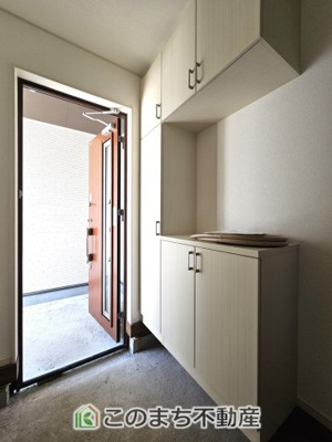 【玄関】 | いろどりアイタウン栃木市箱森町22-P1 | 広々とした玄関スペース♪たくさんの靴を収納できる下駄箱もございます。