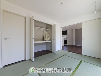 【和室】 | いろどりアイタウン栃木市箱森町22-P1 | 中棚付きの収納はお布団をしまうのにも最適です♪お子様のお昼寝にも便利な和室です。