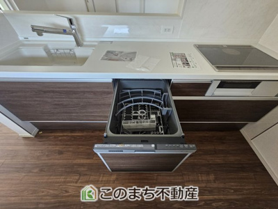 【内装】 | いろどりアイタウン栃木市箱森町22-P1 | あったらいいなの代表的な設備である食洗機。ビルトイン型なので、おさまりもよく、使い勝手も良好です。料理をするのは好きだけど、後片付けは苦手な方に重宝します。洗う手間がないので、時間を有効に使えますね。