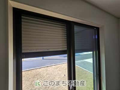 【内装】 | いろどりアイタウン栃木市箱森町22-P1 | 1階掃出し窓はシャッター雨戸で防犯性アップ♪