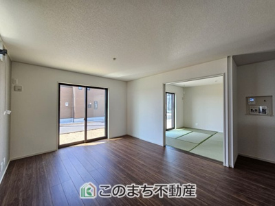 【居間・リビング】 | いろどりアイタウン栃木市箱森町22-P1 | 開放感のある広々としたリビング☆家族みんなでゆったりくつろげます♪
南側から暖かな日差しが差し込みます♪キッチンからリビングの様子がよく見渡せます☆