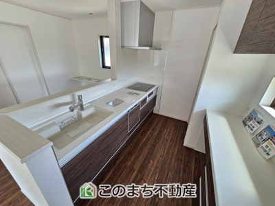 【キッチン】 | いろどりアイタウン栃木市箱森町22-P1 | 人気の対面式キッチン☆料理をしながらご家族とコミュニケーションが取れます♪
調理スペースもしっかり確保しておりますので、毎日のお料理もはかどります♪