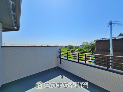 【バルコニー】 | いろどりアイタウン栃木市箱森町22-P1 | 南向きの大型バルコニーは陽当り良好で、たっぷりのお洗濯物もよく乾きます！