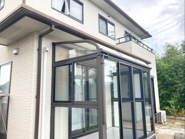 糟屋郡須惠町大字植木　中古戸建の外観|雨の日でも洗濯物を干せるテラスです！南向きのテラスで晴れの日は明るく暖かい空間に！