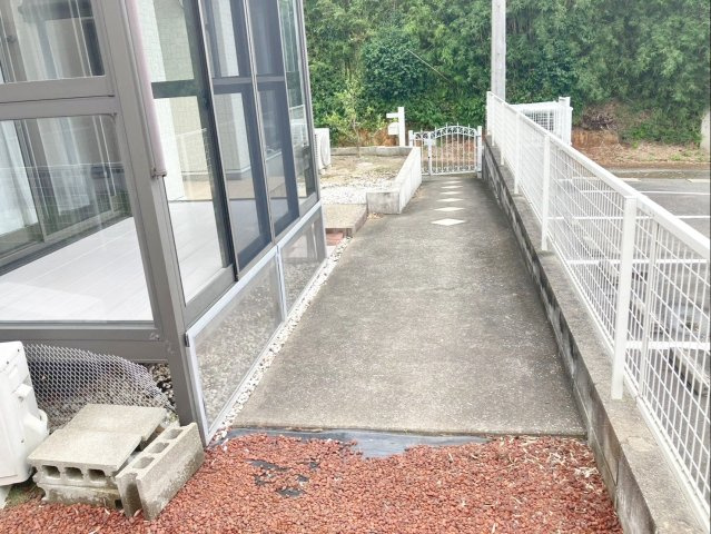 糟屋郡須惠町大字植木　中古戸建の外観|アプローチの様子です！