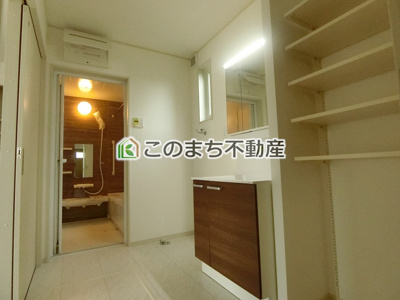 【内観：施工例】 | いろどりアイタウン那須塩原市埼玉22-P4 | シャンプードレッサーで朝の身支度♪伸びるホースでお掃除も簡単清潔です！