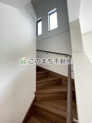 【内観：施工例】 | いろどりアイタウン那須塩原市埼玉22-P4 | 手すり付きで小さなお子様にも安心の階段スペースです☆