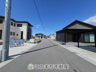 【前面道路含む現地写真】 | いろどりアイタウン那須塩原市埼玉22-P4 | 建物完成につき内覧可能です！
飽きのこないシンプルな外観と
閑静な住宅街は永住の地にピッタリです♪
