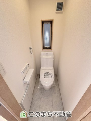 【トイレ】 | いろどりアイタウン鹿沼市千渡22-P1 | 小窓から換気ができて清潔なトイレスペース☆