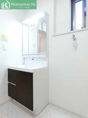 【内観：施工例】 | いろどりアイタウン鹿沼市千渡22-P1 | シャンプードレッサーで朝の身支度♪伸びるホースでお掃除も簡単清潔です！