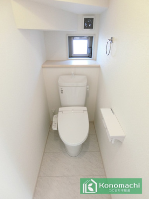 【内観：施工例】 | いろどりアイタウン鹿沼市千渡22-P1 | 小窓から換気ができて清潔なトイレスペース☆