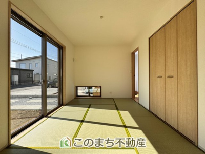 【和室】 | いろどりアイタウン鹿沼市千渡22-P1 | お子様のお昼寝にも便利な和室です。大きな窓から暖かな日差しが差し込みます♪