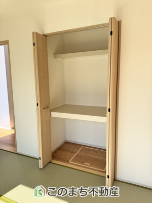 【収納】 | いろどりアイタウン鹿沼市千渡22-P1 | 中棚付きの収納はお布団をしまうのにも最適です♪お子様のお昼寝にも便利な和室です。